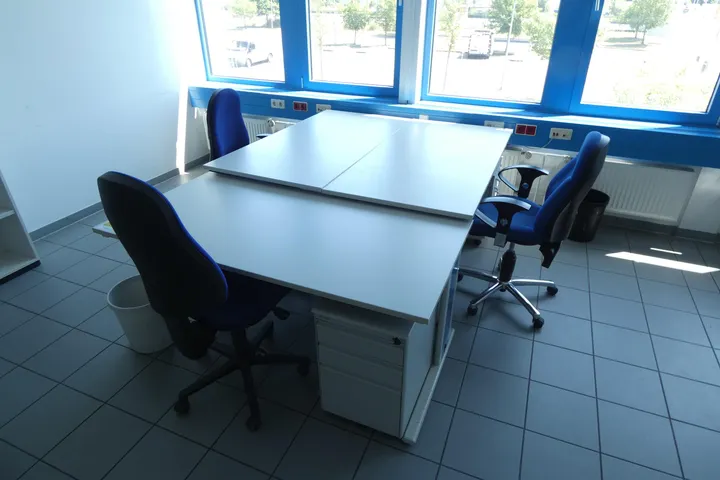 3x Tisch mit 3x Bürostuhl, 3x Schreibtischcontainer Maße in cm ca. 160 x 80